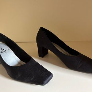Life stride size 8 black satin heels